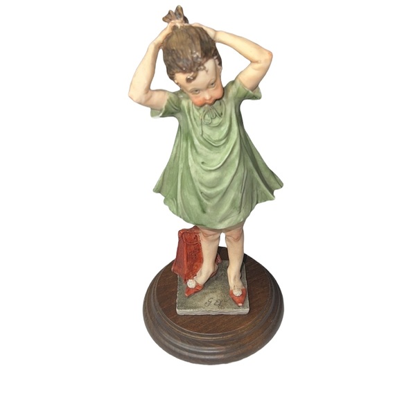 Vintage Resin Figurine of Lady Putting her hair in a Pony Tail. - Picture 2 of 10